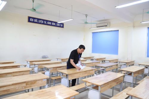  Giám thị đánh số báo danh tại điểm thi Trung học phổ thông Hoàng Quốc Việt (phường Vũ Ninh) sáng 27/5. 