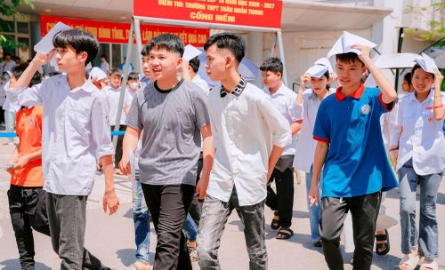  Thí sinh đội nắng tại điểm thi Trường Trung học phổ thông Thân Nhân Trung (phường Việt Yên). 