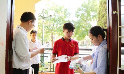  Giám khảo gọi thí sinh vào phòng thi, sáng 27/5. 