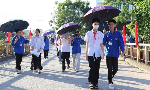  Thanh niên tình nguyện hỗ trợ thí sinh trong cái nắng như thiêu đốt tại điểm thi Trung học phổ thông Lý Nhân Tông (phường Kinh Bắc). 