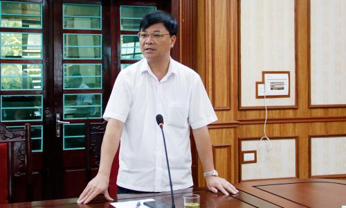  Lãnh đạo UBND xã Yên Thế báo cáo tiến độ thực hiện làm sạch dữ liệu đất đai tại xã. 
