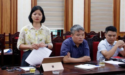  Đồng chí Thân Thị Gấm nêu những khó khăn tại xã Tam Tiến khi thực hiện làm sạch dữ liệu đất đai. 