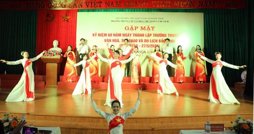  Các em học sinh biểu diễn nghệ thuật chào mừng ngày thành lập trường. 