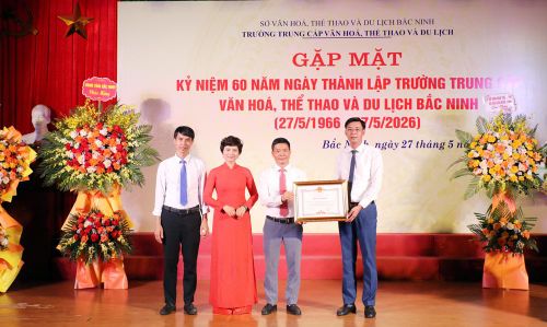  Đại diện lãnh đạo Sở Văn hóa, Thể thao và Du lịch trao Bằng khen của Chủ tịch UBND tỉnh cho Trường Trung cấp Văn hóa, Thể thao và Du lịch Bắc Ninh. 