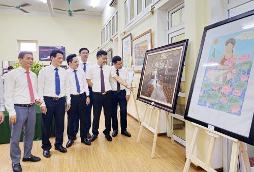  Đại biểu tham quan phòng trưng bày tranh do học sinh nhà trường sáng tác. 