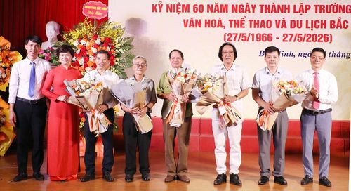  Lãnh đạo nhà trường tặng hoa tri ân cán bộ, giáo viên của trường qua các thời kỳ. 