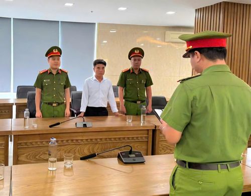 Công an thi hành quyết định khởi tố bị can đối với ông Huỳnh Văn Lo. Ảnh: Công an cung cấp