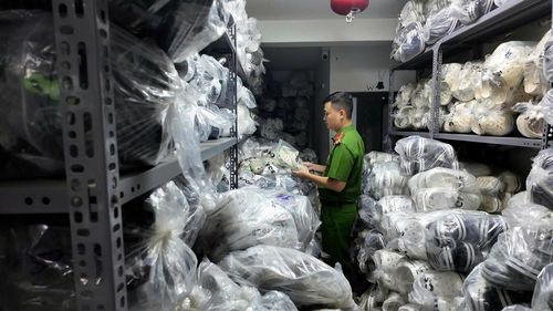 Lực lượng chức năng kiểm tra hàng loạt cơ sở kinh doanh, xử lý nhiều trường hợp vi phạm. Ảnh: Công an cung cấp