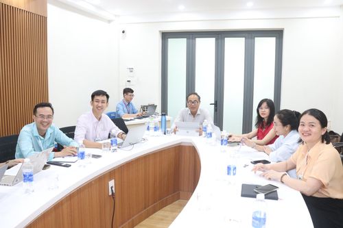Lãnh đạo Trung tâm Phát triển quỹ đất thành phố Đà Nẵng và Công ty Đấu giá hợp danh Đấu giá Việt Nam theo dõi các phiên đấu giá trực tuyến trong tháng 4/2026. Ảnh: NAM TRÂN