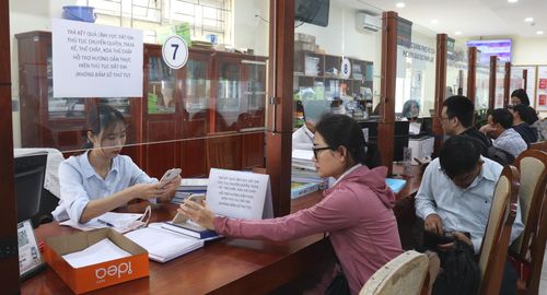 Việc giải quyết các thủ tục hành chính về đất đai đang tiến đến thực hiện trên môi trường điện tử. Ảnh: KHÁNH HÀ