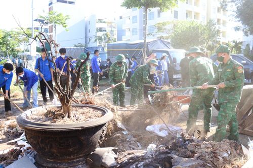 Phường Ngũ Hành Sơn huy động các lực lượng tổng dọn vệ sinh trên địa bàn. Ảnh: HOÀNG HIỆP