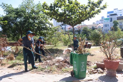 Chiến sĩ Trung đoàn 224 (Sư đoàn 375) thu gom rác tại một khu đất trống. Ảnh: HOÀNG HIỆP