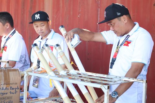 Đội Pháo hoa quốc tế Đà Nẵng (Việt Nam 1) khẩn trương hoàn thiện các công đoạn cuối cùng để chuẩn bị cho đêm mở màn. Ảnh: NGỌC HÀ