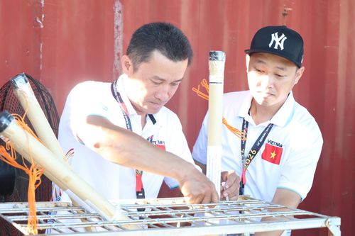 Công việc được toàn đội nỗ lực thực hiện. Ảnh: NGỌC HÀ