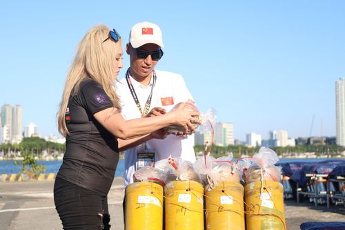 Công tác bảo đảm an toàn cho màn trình diễn được đội Trung Quốc chú trọng. Ảnh: NGỌC HÀ