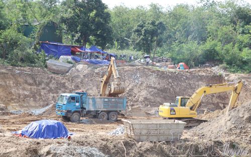 Sau khi có mặt bằng, các nhà thầu tập trung thi công đẩy nhanh tiến độ thực hiện dự án.