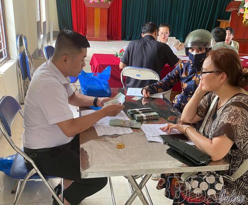Cán bộ Ban Quản lý dự án Nông nghiệp và Phát triển nông thôn chi trả tiền bồi thường GPMB cho các hộ dân vùng dự án thuộc phường Điện Biên Phủ.