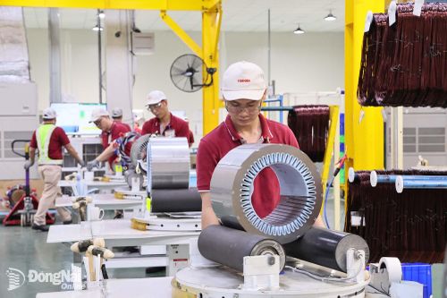 Công nhân lắp ráp mô-tơ điện tại Nhà máy Toshiba (ở Khu công nghiệp Amata, phường Long Bình). Ảnh: Công Nghĩa