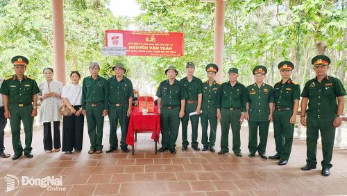 Đại diện Sư đoàn 5, Quân khu 7, Văn phòng Cơ quan đại diện phía Nam, Hội Hỗ trợ gia đình liệt sĩ Việt Nam và thân nhân liệt sĩ Nguyễn Văn Toàn trước lúc đưa hài cốt liệt sĩ trở về quê hương. Ảnh: Phạm Quang