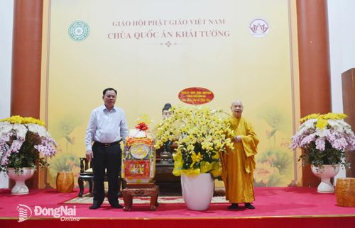Phó Bí thư Thành ủy Võ Tấn Đức tặng hoa chúc mừng Hòa thượng Thích Thiện Nhơn nhân Đại lễ Phật đản 2026. Ảnh: Phương Hằng