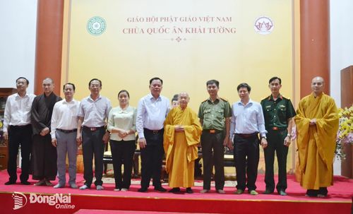 Phó Bí thư Thành ủy Võ Tấn Đức và lãnh đạo các cơ quan, đơn vị của thành phố chúc mừng Đại lễ Phật đản đối với Hòa thượng Thích Thiện Nhơn. Ảnh: Phương Hằng
