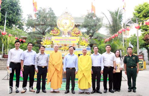 Đoàn đến thăm, chúc mừng Thượng tọa Thích Quảng Trí (chùa Từ Tôn, phường Tam Hiệp). Ảnh: Nga Sơn