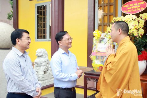Đoàn đến thăm, chúc mừng Đại đức Thích Đạt Ma Toàn Hạnh (Thiền viện Trúc Lâm Nhật Quang, phường Long Bình). Ảnh: Nga Sơn