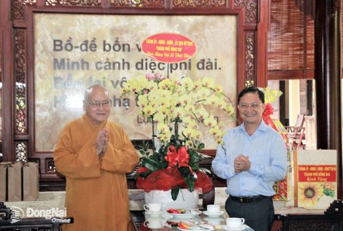 Đồng chí Hà Anh Dũng, Ủy viên Ban Thường vụ Thành ủy, Phó Chủ tịch Thường trực Ủy ban MTTQ Việt Nam thành phố chúc mừng Hòa thượng Thích Nhật Quang (Thiền viện Thường Chiếu, xã Phước Thái). Ảnh: Nga Sơn
