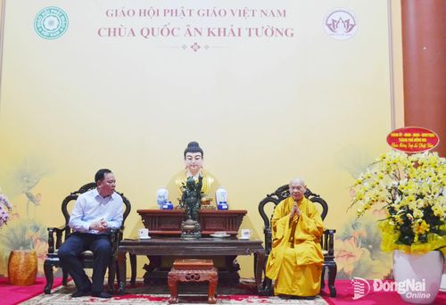 Phó Bí thư Thành ủy Võ Tấn Đức chúc mừng Hòa thượng Thích Thiện Nhơn nhân Đại lễ Phật đản 2026. Ảnh: Phương Hằng