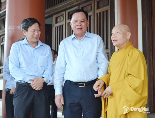Đồng chí Võ Tấn Đức, Phó Bí thư Thành ủy và lãnh đạo các cơ quan, đơn vị của thành phố chúc mừng Đại lễ Phật đản đối với Hòa thượng Thích Thiện Nhơn. Ảnh: Phương Hằng