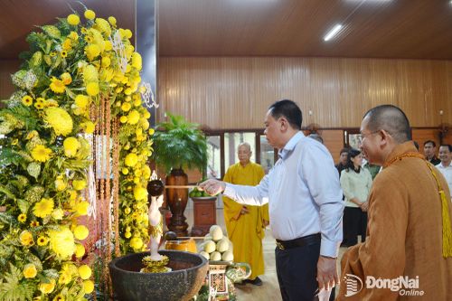 Phó Bí thư Thành ủy Võ Tấn Đức thực hiện nghi thức tắm Phật tại chùa Tỉnh hội (khu phố Nhất Hòa, phường Trấn Biên).