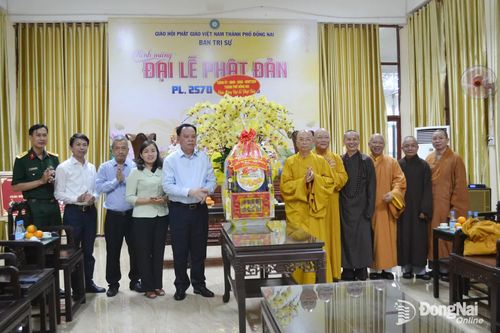 Phó Bí thư Thành ủy Võ Tấn Đức và lãnh đạo các cơ quan, đơn vị chúc mừng Ban Trị sự Giáo hội Phật giáo Việt Nam thành phố Đồng Nai nhân Đại lễ Phật đản năm 2026. Ảnh: Phương Hằng