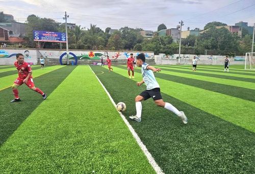 Một trận đấu tại Giải bóng đá Đức Cơ League mùa 1. Ảnh R’Ô HOK
