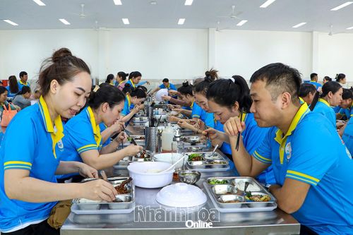 Công nhân Nhà máy Chế biến nguyên liệu Yến sào Sanvinest Khánh Hòa quây quần bên "Bữa cơm công đoàn".