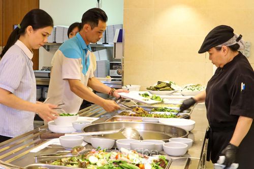 Nhân viên Công ty Cổ phần T.D tham gia "Bữa cơm công đoàn" theo hình thức buffet.