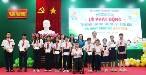 Lãnh đạo phường Phan Rang trao học bổng cho trẻ em có hoàn cảnh khó khăn.