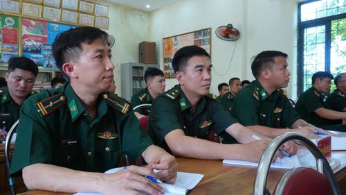 Cán bộ, chiến sĩ Đồn Biên phòng Thu Lũm tham dự hội nghị tiếp xúc cử tri.