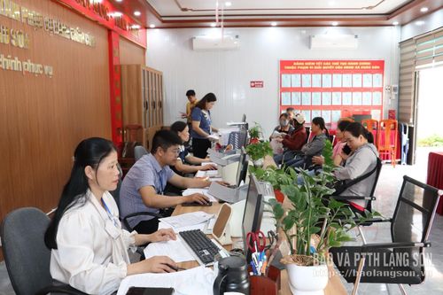 Cán bộ, công chức Trung tâm Phục vụ hành chính công xã Châu Sơn tiếp nhận và giải quyết thủ tục hành chính cho người dân