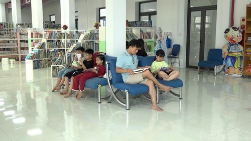 Nhiều phụ huynh cùng con đến thư viện để đọc sách.