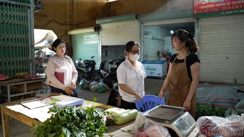 Kiểm tra hoạt động buôn bán thực phẩm tươi sống tại chợ nhằm bảo đảm sức khỏe người tiêu dùng.