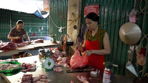 Tiểu thương bày bán thịt lợn tại chợ sau khi được kiểm soát nguồn gốc và vệ sinh thú y.