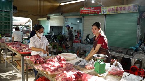 Cán bộ chuyên môn tuyên truyền, hướng dẫn hộ kinh doanh thực hiện quy định về an toàn thực phẩm và vệ sinh thú y.