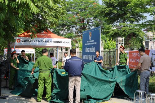 Nhiều giải pháp chống nắng đã được các phụ huynh chủ động áp dụng, nhằm giảm bớt cảm giác oi bức dưới thời tiết khắc nghiệt bên ngoài khu vực phòng thi.