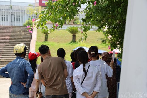 Giây phút phụ huynh chờ đợi con em bước ra khỏi phòng thi diễn ra trong không khí hồi hộp, mong ngóng.
