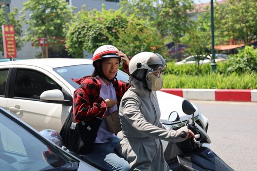 Trong kỳ thi tuyển sinh vào lớp 10, sự kiên nhẫn chờ đợi dưới nắng gắt cùng những lời động viên của phụ huynh khi thí sinh bước ra khỏi phòng thi đã tiếp thêm động lực và niềm tin để các em hoàn thành tốt các môn thi tiếp theo.
