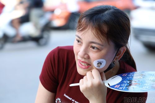 Phụ huynh là điểm tựa tinh thần quan trọng cho các con trong kỳ thi quan trọng.