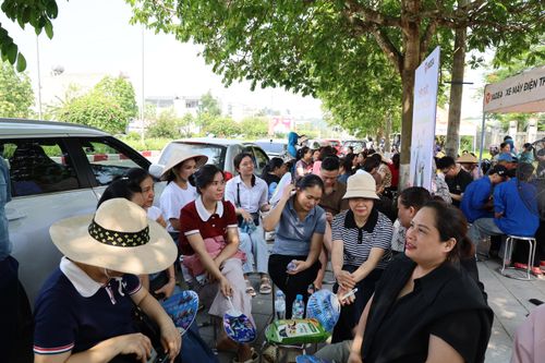 Dù thí sinh có thời gian làm bài khá dài, phần lớn phụ huynh vẫn lựa chọn ở lại chờ đợi con em mình thay vì ra về.