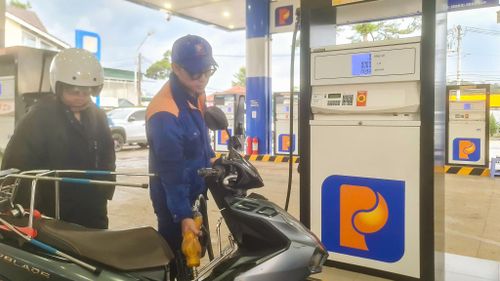 Người dân đổ xăng E10