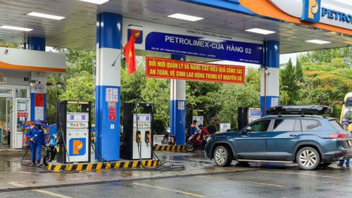 Đến sáng 25/5, tất cả các cửa hàng xăng, dầu của Công ty Petrolimex đều đã chuyển sang bán xăng E10