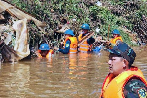 Các lực lượng tìm kiếm bé gái bị lũ cuốn trôi tại phường Lang Biang - Đà Lạt